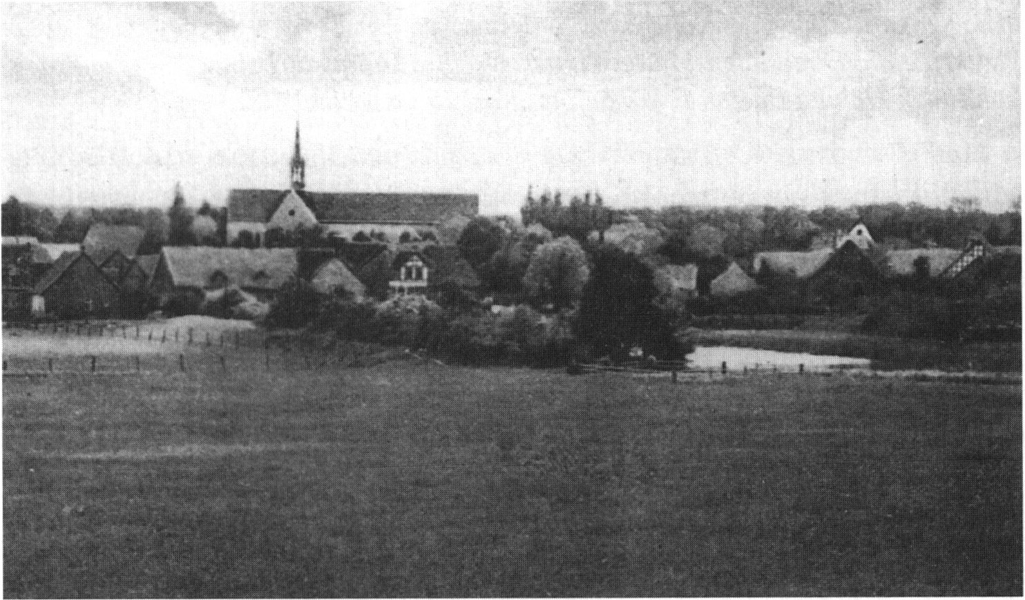 So zeigte sich der Koppelteich noch 1938 von der damaligen Molkerei aus. Der aufgesetzte Fachwerkgiebel in der Bildmitte gehörte zur damaligen Bäckerei Schwerdtfeger, ganz rechts erkennt man noch das alte Fachwerkhaus von Heidorn/Greenbeck. Vor dem Teich verlief der buschbestandene Wall, den 1946 Planierraupen in den Teich verfüllten.