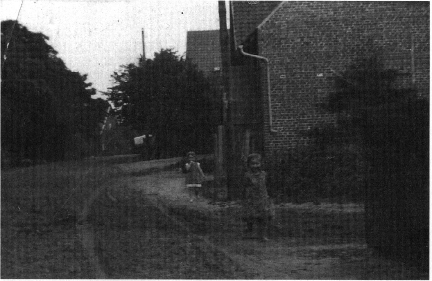 Eine der ersten Wettkampfsbahnen für Leichtathletik, die der damalige MTV bei seinen sommerlichen Turnfesten noch bis 1921 benutzte, war der breite Sandweg am Schützenplatz, der erst 1959 eine feste Teerdecke erhielt. Das 1934 entstandene Foto zeigt ihn noch im alten Zustand mit gut sichtbarer Wagenspur im Sand. Als Kinder noch gerade zu erkennen: Else Graf (Grenner) und Helga Wendel geb. Rode.