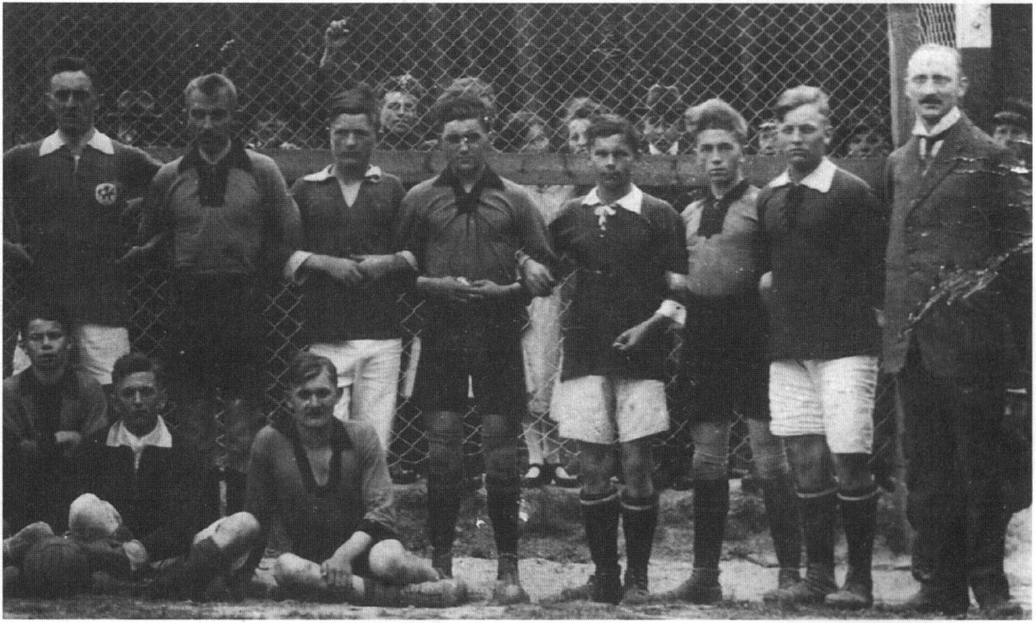 Die ersten leider unbekannten Fußballer mit Lehrer Bruns (rechts) bei einem Pokalspiel 1922 in Münchehagen. Sitzend der zweite von rechts ist Loccums Torwart August Wiebking.