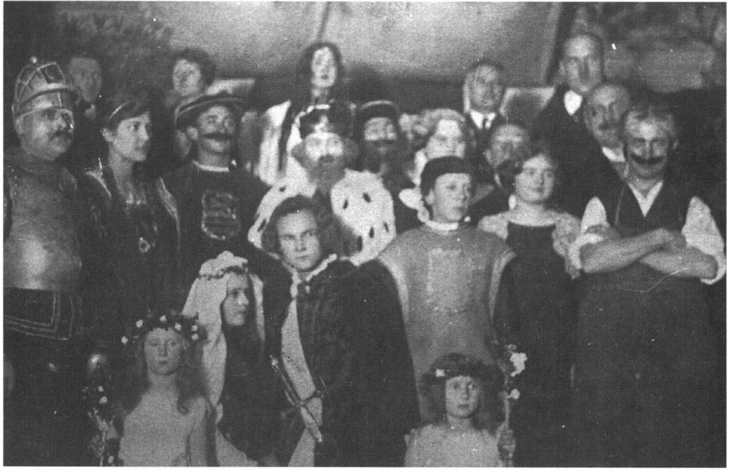 Ihre anspruchsvollste Aufgabe löste die Spielschar 1927 mit der Aufführung von Heinrich von Kleists Ritterschauspiel "Das Käthchen von Heilbronn". (Namen jeweils von unten links). Die beiden Mädchen: Lina Kappmeier, geb. Rode, Frieda Franke geb. Lessmann. - 1. Reihe: Mimi Beermann geb. Kräft (mit Schleier), Friedel Busche, Friedrich Simonsmeier, Sophie Janas geb. Korte, Siedenburg (Geselle bei Bultmann). 2. Reihe: Wilhelm Schnepel, Charlotte Krogemann geb. Sendner, Wilhelm Koch, Wilhelm Lampe (als Kaiser), Heinrich Bahlmann, Mariechen Humpert geb. Wiebking, Heinrich Heumann, Heinrich Bruns (Spielleiter), 3. Reihe: Wanntier, unbekannt, Minna Edler geb. Heidorn, Friseur Edler, Wilhelm Bultmann, der ehemalige Vereinsvorsitzende.