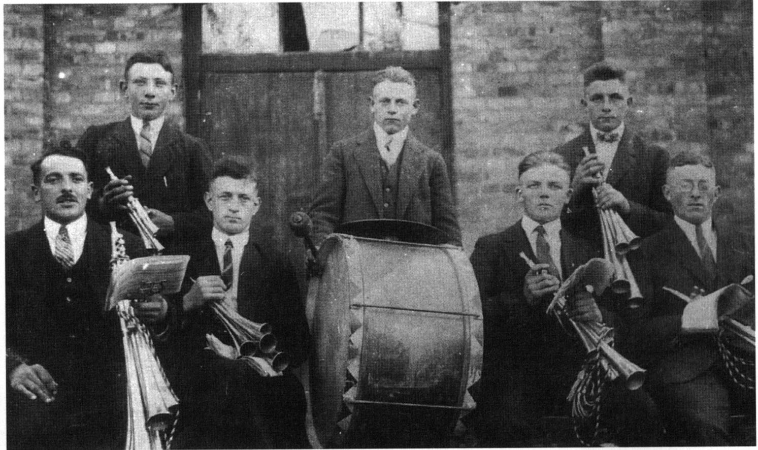 Die 1925 gegründete Musikkapelle. Von links: Wilhelm Koberg, Heinrich Bleeke, Heinrich Siedenberg, Heinrich Kläfker, Heinrich Scheele, Heinrich Wilkening und Wilhelm Windheim.